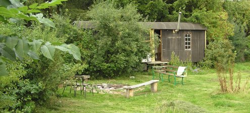 Feuerstelle und Bauwagen